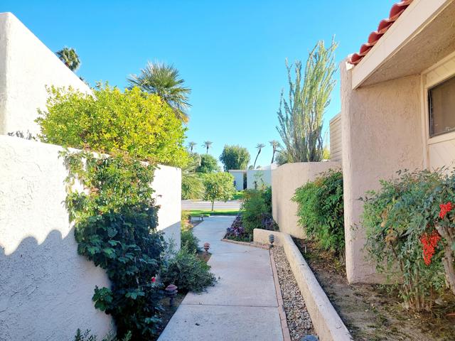 45885 Algonquin Circle, Indian Wells CA: https://media.crmls.org/mediaz/0146b9e1-aa1c-44c9-b0a9-2b40f600b098.jpg