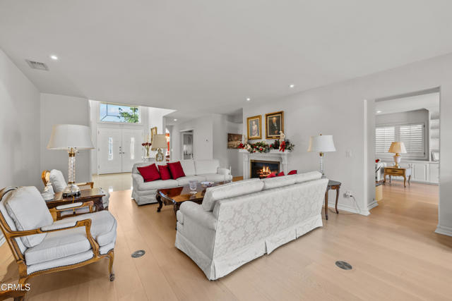 Detail Gallery Image 11 of 63 For 4240 Reyes Dr, Los Angeles,  CA 91356 - 4 Beds | 4/1 Baths