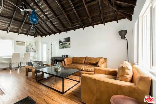 2633 N Commonwealth Avenue, Los Angeles CA: https://media.crmls.org/mediaz/014773ca-dced-477b-82ee-74d97fc84c4d.jpg