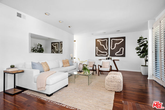 11982 Kiowa Avenue, Los Angeles CA: https://media.crmls.org/mediaz/01478555-1ca2-4487-84b7-d9fc72588398.jpg