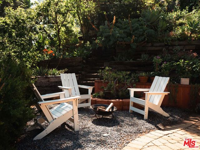 7349 Pacific View Drive, Los Angeles CA: https://media.crmls.org/mediaz/0147a671-fcba-4789-8b5d-6d7f7b23237b.jpg