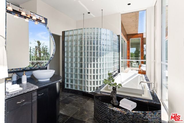 933 Bluegrass Lane, Los Angeles CA: https://media.crmls.org/mediaz/0147d5d2-b9e3-4466-9bc3-2caf60907cad.jpg