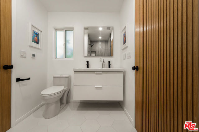 23020 Lita Place, Woodland Hills CA: https://media.crmls.org/mediaz/01480479-4a87-4488-b717-7b94547a6a23.jpg