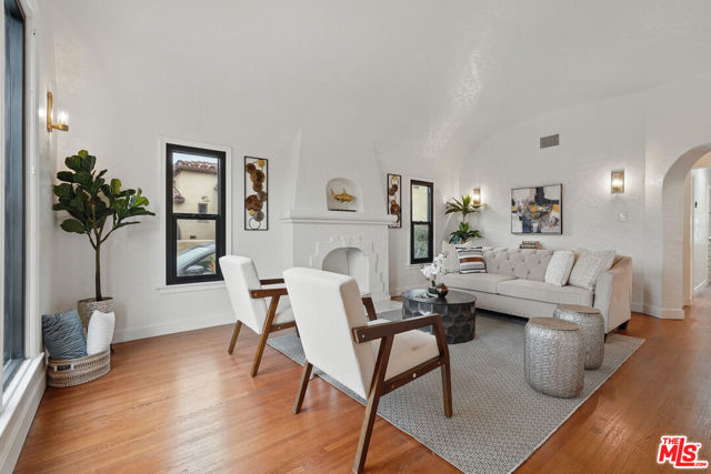 8919 Beverlywood Street, Los Angeles CA: https://media.crmls.org/mediaz/0148645e-e97e-4ded-9f4a-ea15286c7f79.jpg