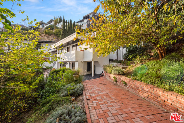 1790 Viewmont Drive, Los Angeles CA: https://media.crmls.org/mediaz/014894fc-5516-42b6-8281-9e93f6b98442.jpg