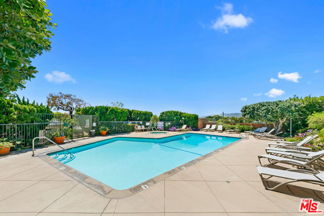 29672 Zuma Bay Way, Malibu CA: https://media.crmls.org/mediaz/01490a6e-c427-40e2-be60-60efb020632b.jpg