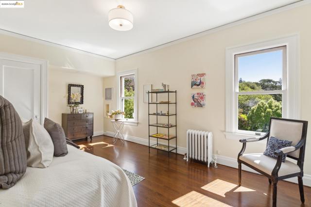 22 Sea View Ave, Piedmont CA: https://media.crmls.org/mediaz/01498192-3513-427c-9e98-88723bd304c5.jpg