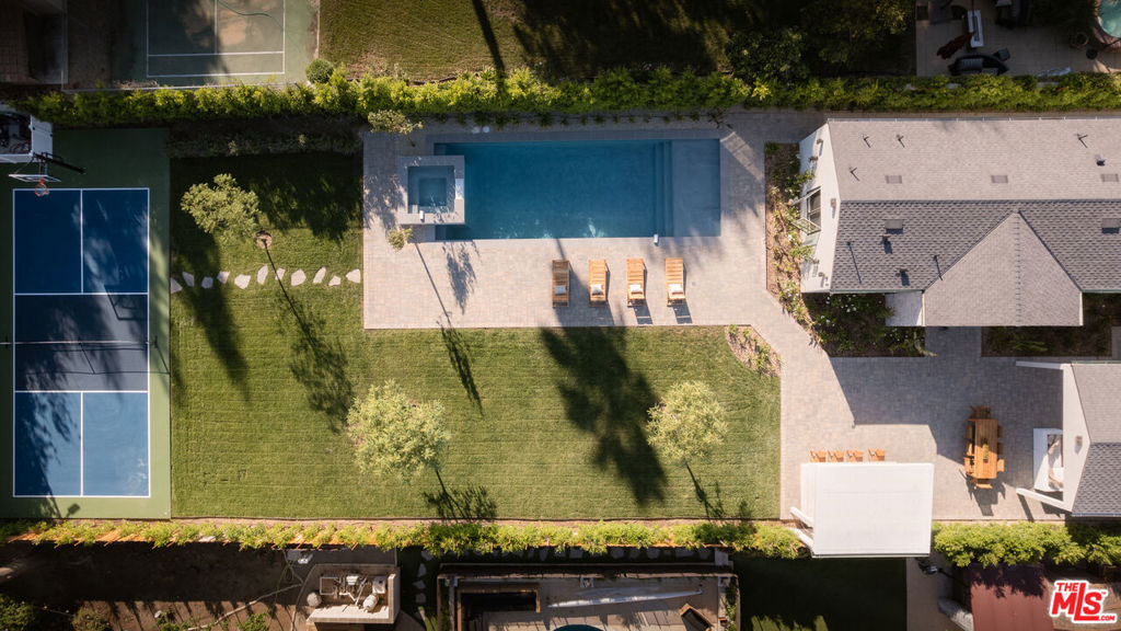https://media.crmls.org/mediaz/0149f802-1279-4e9e-8755-24a05f096607.jpg?preset=X-Large