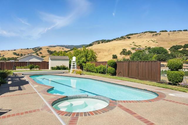 2525 Bridle Path Drive, Gilroy CA: https://media.crmls.org/mediaz/014a9907-7e00-48fd-94e1-1e1d5792307e.jpg