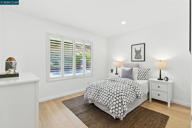 1725 Spyglass Ln, Moraga CA: https://media.crmls.org/mediaz/014b25f9-c22f-41e2-8b2a-c3934a21173f.jpg