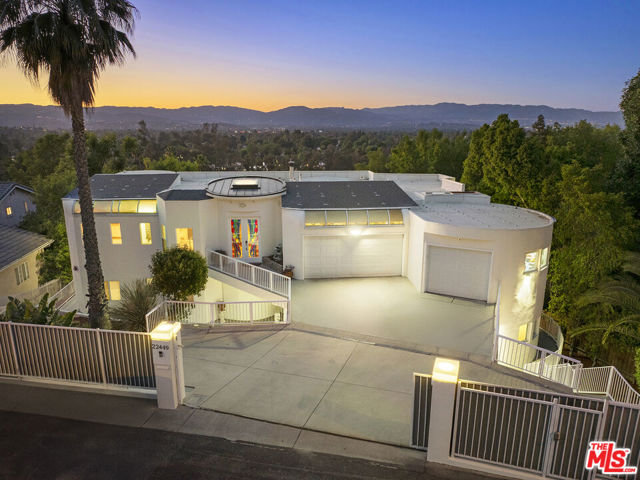 22449 Cass Avenue, Woodland Hills CA: https://media.crmls.org/mediaz/014b4156-f6a9-4d97-b07e-4073b106e4c0.jpg