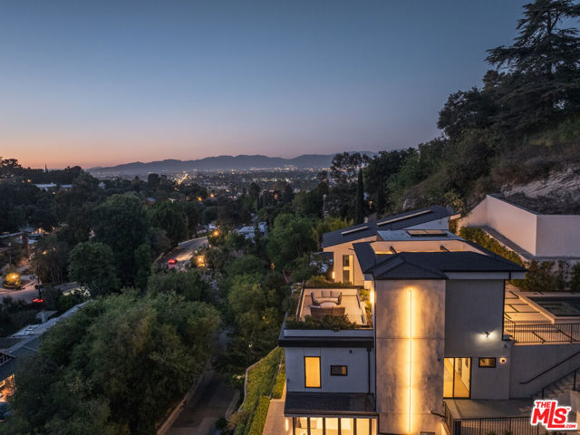 3920 Knobhill Drive, Sherman Oaks CA: https://media.crmls.org/mediaz/014b7fa7-5828-431d-8881-0cc73534cc4b.jpg