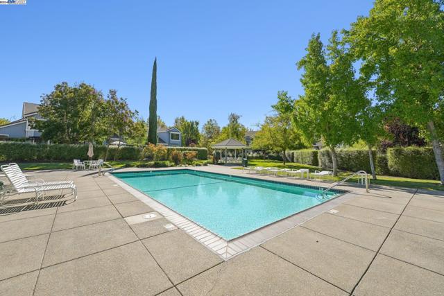 108 Kingswood Cir, Danville CA: https://media.crmls.org/mediaz/014bca0e-516d-4dc5-a80b-36c6fd331ac0.jpg