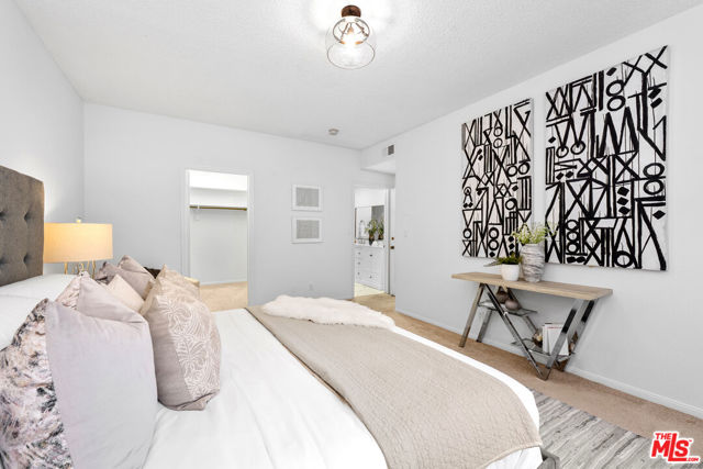 11982 Kiowa Avenue, Los Angeles CA: https://media.crmls.org/mediaz/014beeca-c6cf-4090-8052-14c4d94d8ede.jpg