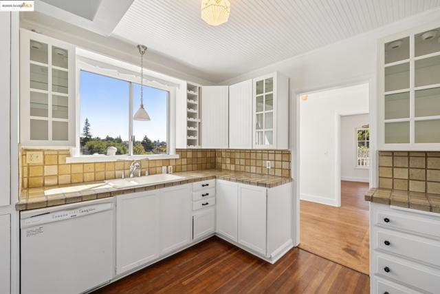 84 Portsmouth Rd, Piedmont CA: https://media.crmls.org/mediaz/014bf503-7a03-4f14-885f-aa71589cf214.jpg