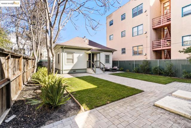 548 37th St, Oakland CA: https://media.crmls.org/mediaz/014c1ba0-ff67-43b7-b7de-e17663641a92.jpg