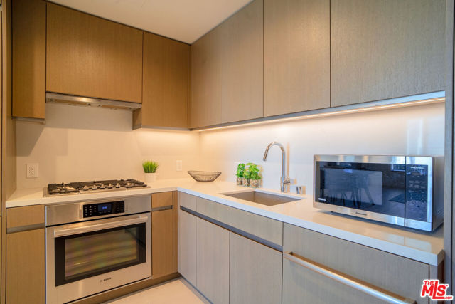 889 Francisco Street, Los Angeles CA: https://media.crmls.org/mediaz/014ccbdd-ed9b-46d3-820e-37c8c92ad8dd.jpg