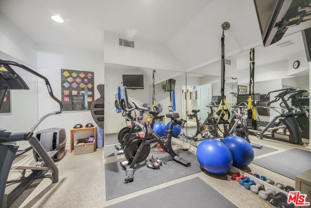 2660 Carman Crest Drive, Los Angeles CA: https://media.crmls.org/mediaz/014cdcb3-f395-41a4-88f5-1a3d8956b40b.jpg