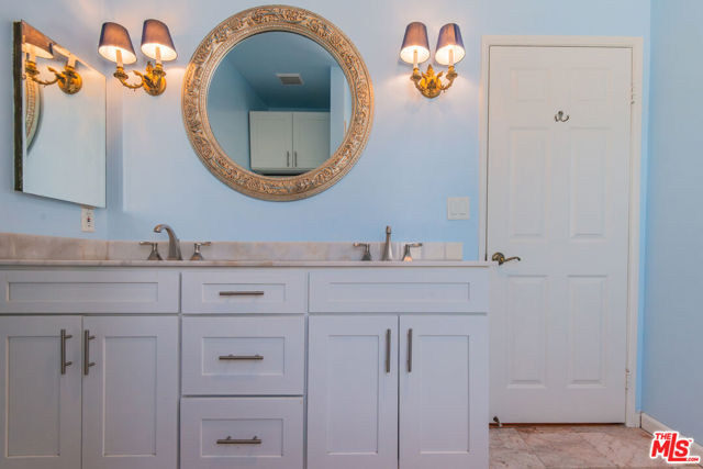 458 N Oakhurst, Beverly Hills CA: https://media.crmls.org/mediaz/015026ea-da76-4534-a57f-6bf5a428f377.jpg