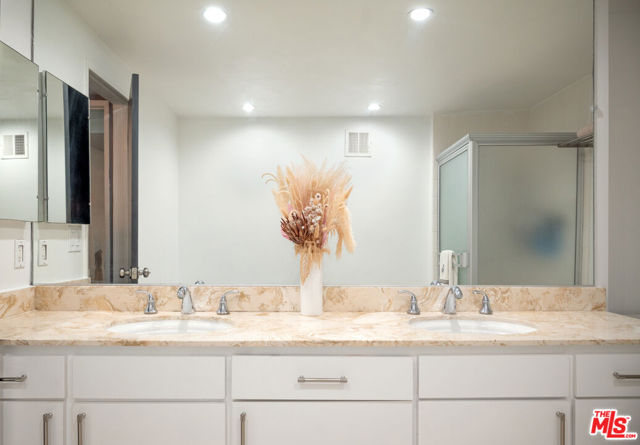 7259 Hillside Avenue, Los Angeles CA: https://media.crmls.org/mediaz/01507853-741a-4120-8578-e3128c99eaa2.jpg