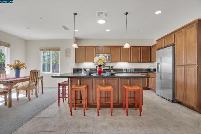 1030 Clear Lake Dr, Oakley CA: https://media.crmls.org/mediaz/0150ce4f-bc02-4a4e-997c-5622332fdb87.jpg