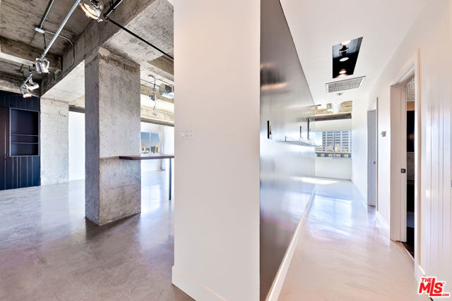 101 California Avenue, Santa Monica CA: https://media.crmls.org/mediaz/015197da-92d4-4f5d-b742-c12a1147ae3c.jpg
