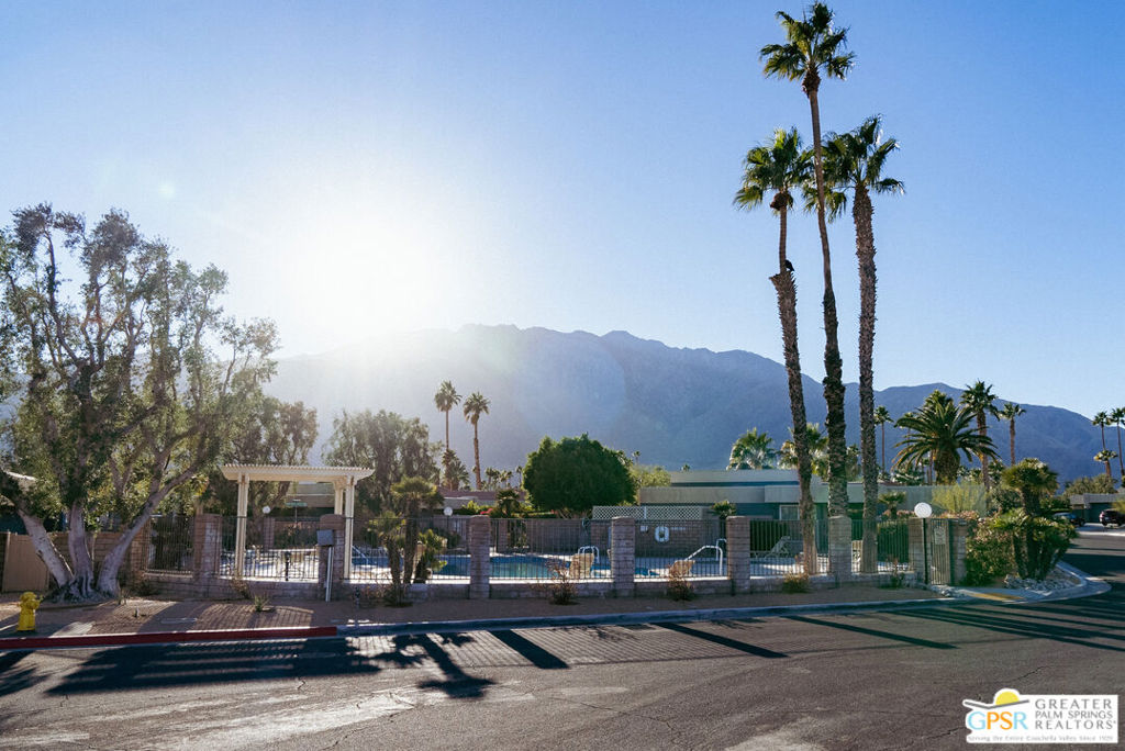 https://media.crmls.org/mediaz/015210a4-4c10-41c7-ad85-29d78e14080a.jpg?preset=X-Large