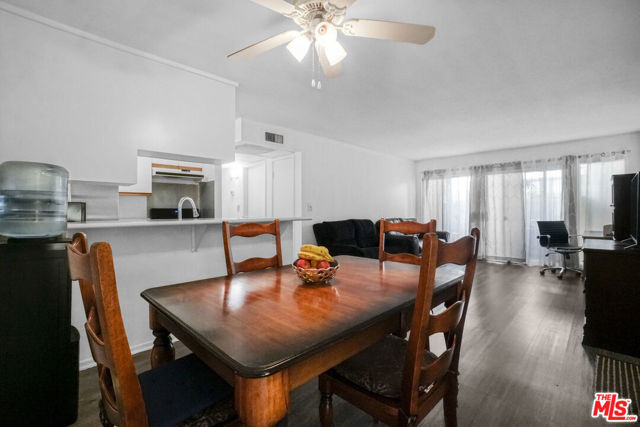 20134 Leadwell Street, Winnetka CA: https://media.crmls.org/mediaz/01522e18-eab5-4a61-83aa-5707f99d42a0.jpg