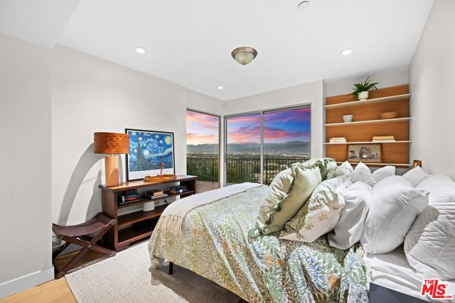 3631 Sunswept Drive, Studio City CA: https://media.crmls.org/mediaz/0152344f-01fb-4b7d-9142-569e2888deeb.jpg