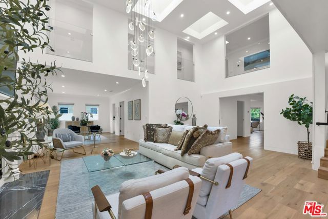 602 S Lucerne Boulevard, Los Angeles CA: https://media.crmls.org/mediaz/0152b71b-17c8-4761-8eb6-1190b1866a8b.jpg