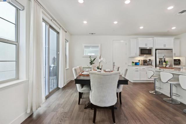 5623 Central Pkwy, Dublin CA: https://media.crmls.org/mediaz/015332f9-4091-4fe5-9898-165ddbc713c1.jpg