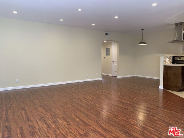 4358 MAMMOTH Avenue, 17 photo 4