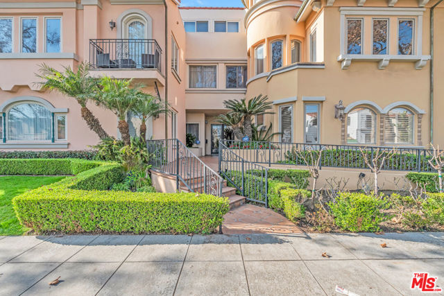 143 N Arnaz Drive, Beverly Hills CA: https://media.crmls.org/mediaz/0153e625-d5c1-481b-b391-7992c680ef26.jpg