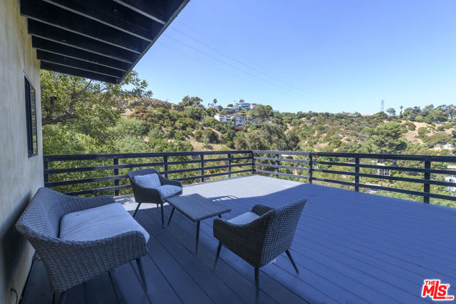 8581 Cole Crest Drive, Los Angeles CA: https://media.crmls.org/mediaz/01570020-1e6f-47d3-b619-046c8669cad9.jpg