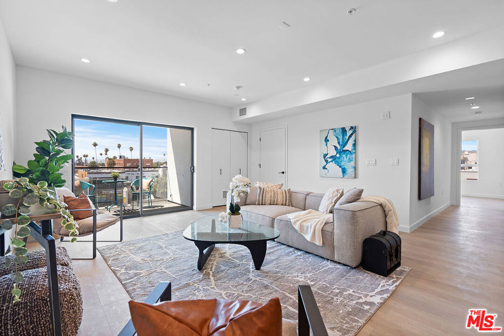 321 S Oxford Avenue #403