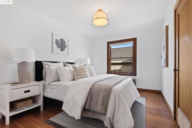 1048 Annerley Rd, Oakland CA: https://media.crmls.org/mediaz/015811a0-f7c6-431e-81db-86e6ac0dc55e.jpg