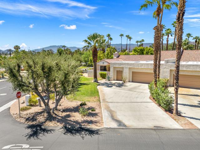 10605 Wimbledon Drive, Rancho Mirage CA: https://media.crmls.org/mediaz/01583fd2-c126-4b28-bc25-8689a5746eb2.jpg