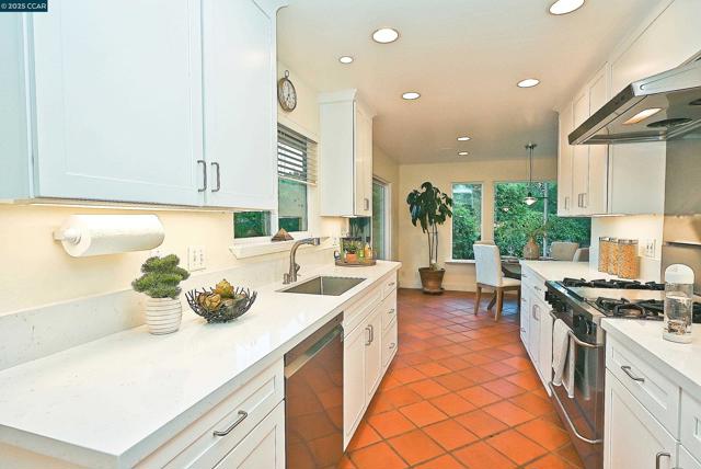 911 Sousa Drive, Walnut Creek CA: https://media.crmls.org/mediaz/01585edf-c2dd-4609-aaff-e4790f0cd45f.jpg