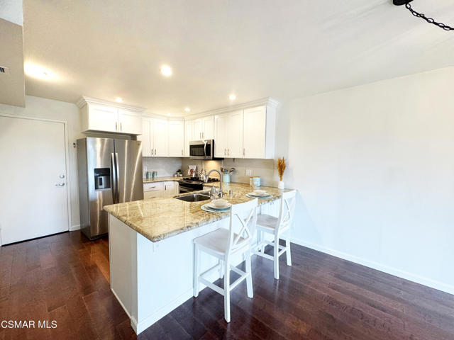 607 Valley Oak Lane, Newbury Park CA: https://media.crmls.org/mediaz/01587ee2-f03e-4e75-8cf6-6363fd55f2b0.jpg
