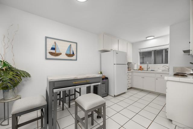975 Laguna Drive, Carlsbad CA: https://media.crmls.org/mediaz/0159cdce-b848-4dd5-a61f-38bb51874a76.jpg