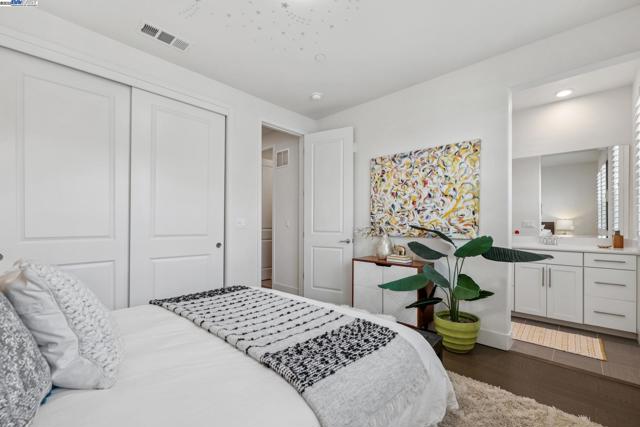 1815 Balsa St, Alameda CA: https://media.crmls.org/mediaz/015a0cad-a86a-439c-b43b-d00afa0a9415.jpg
