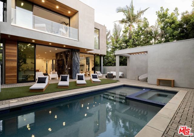 633 N Crescent Heights Boulevard, Los Angeles CA: https://media.crmls.org/mediaz/015a72ac-1aa5-4003-a200-50bb2bdb7766.jpg