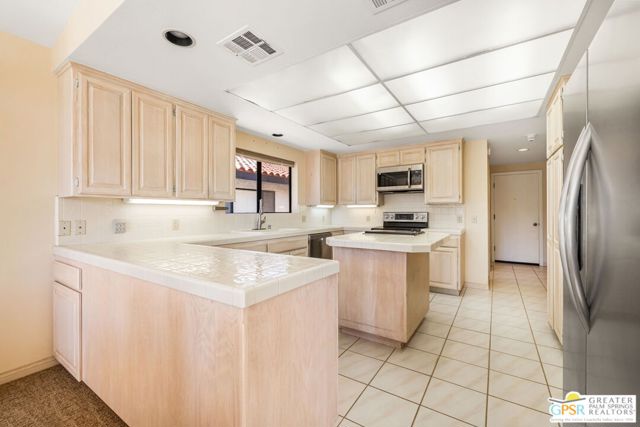 76797 California Drive, Palm Desert CA: https://media.crmls.org/mediaz/015ad3db-8d9d-4337-87dd-3605928593fd.jpg