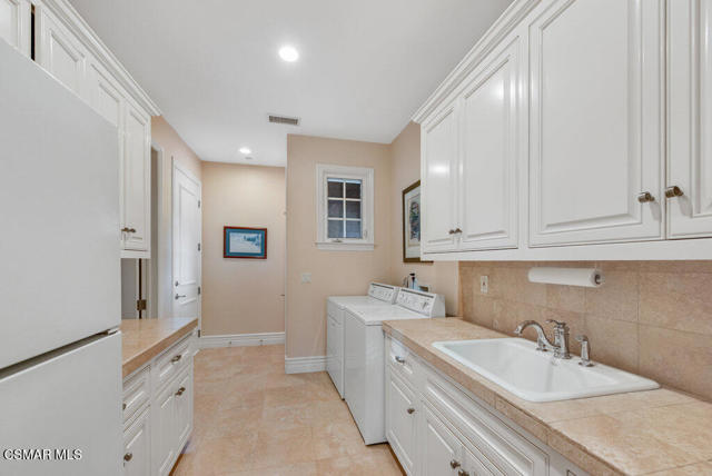 1816 Brittany Park Road, Camarillo CA: https://media.crmls.org/mediaz/015bb195-9d82-40d2-b159-914f3d71c6ab.jpg