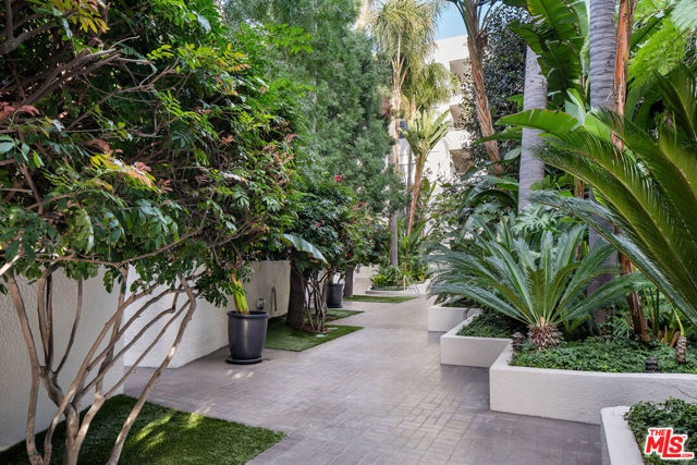 1131 Alta Loma Road, West Hollywood CA: https://media.crmls.org/mediaz/015c1f92-d4cc-417f-9d28-50900a138ac2.jpg
