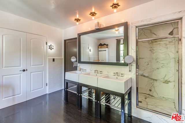 820 N Roxbury Drive, Beverly Hills CA: https://media.crmls.org/mediaz/015c5e0f-3dae-423c-aedc-cb0719329eba.jpg