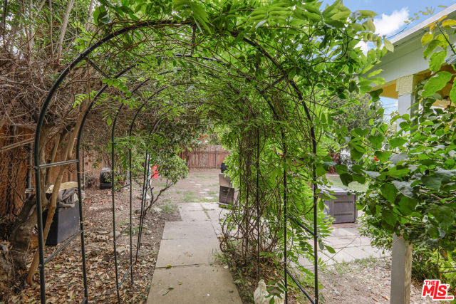 6961 Zelzah Avenue, Reseda CA: https://media.crmls.org/mediaz/015cfa3f-2fe1-42d5-a394-c58673b5ced4.jpg