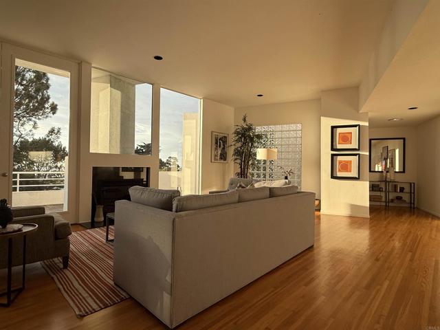 421 Serpentine Drive, Del Mar CA: https://media.crmls.org/mediaz/015cfcca-d9ab-453a-8b73-bf171c8165bf.jpg