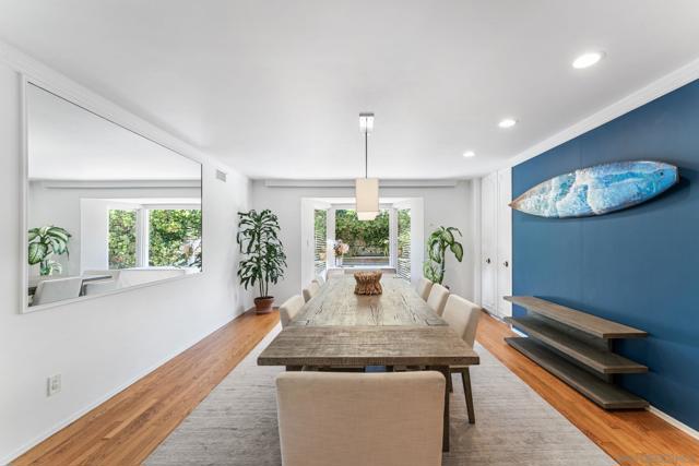 2315 Avenida De La Playa, La Jolla CA: https://media.crmls.org/mediaz/015d3d35-281f-4bd5-b09e-7bf935fa68b8.jpg