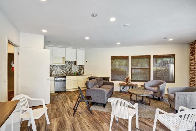 1070 Mercedes Avenue, Los Altos CA: https://media.crmls.org/mediaz/015d6f88-bc1d-4228-8707-7165c5c226c8.jpg